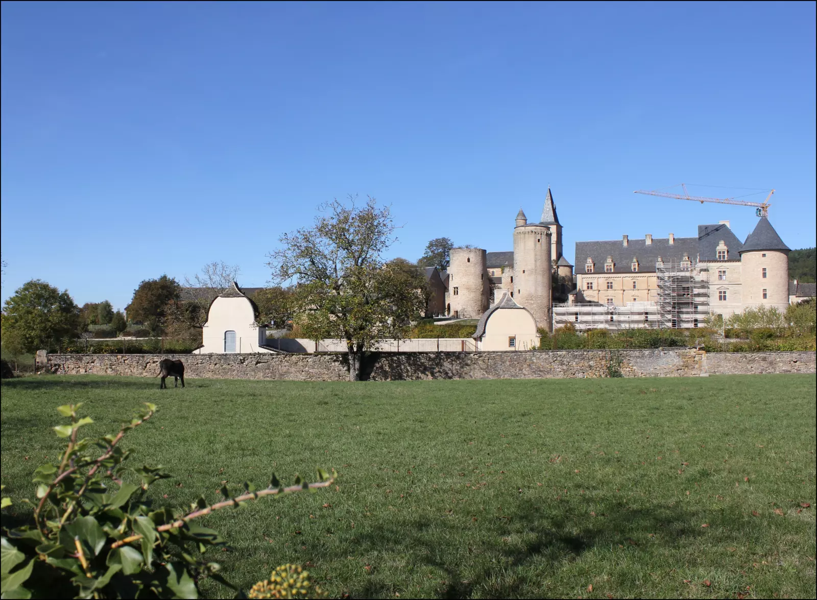 Vue générale sur les façades Renaissance du château de Bournazel, en Aveyron