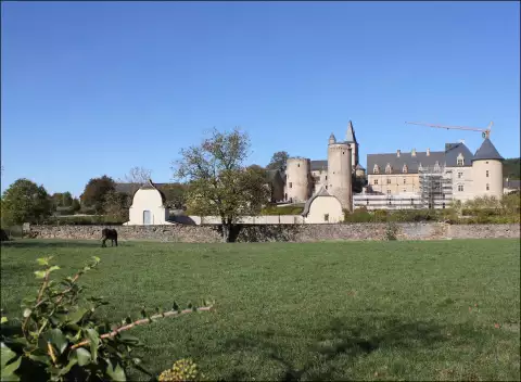 Vue générale sur les façades Renaissance du château de Bournazel, en Aveyron