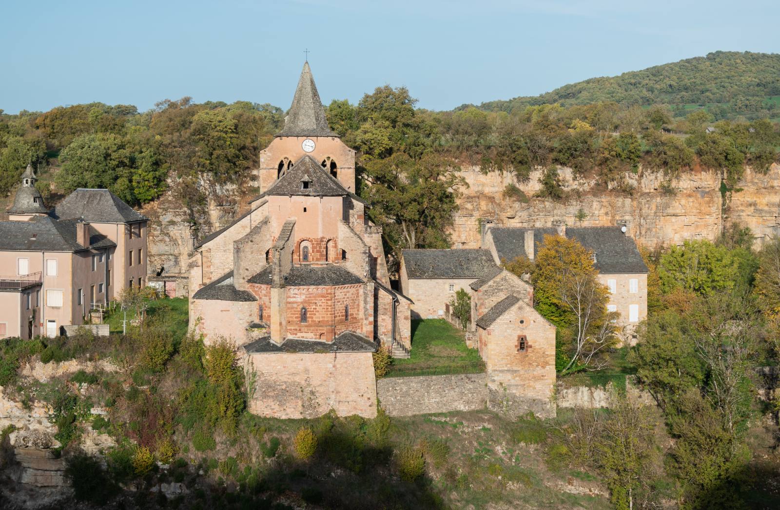L'église romane Sainte-Fauste de Bozouls, perchée sur son éperon rocheux au cœur du canyon en fer à cheval, en Aveyron
