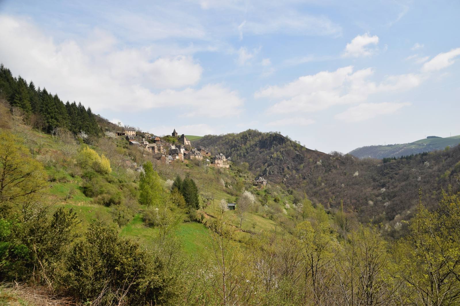 Der Weiler La Vinzelle auf seinem Felssporn über dem Lot-Tal, Aveyron