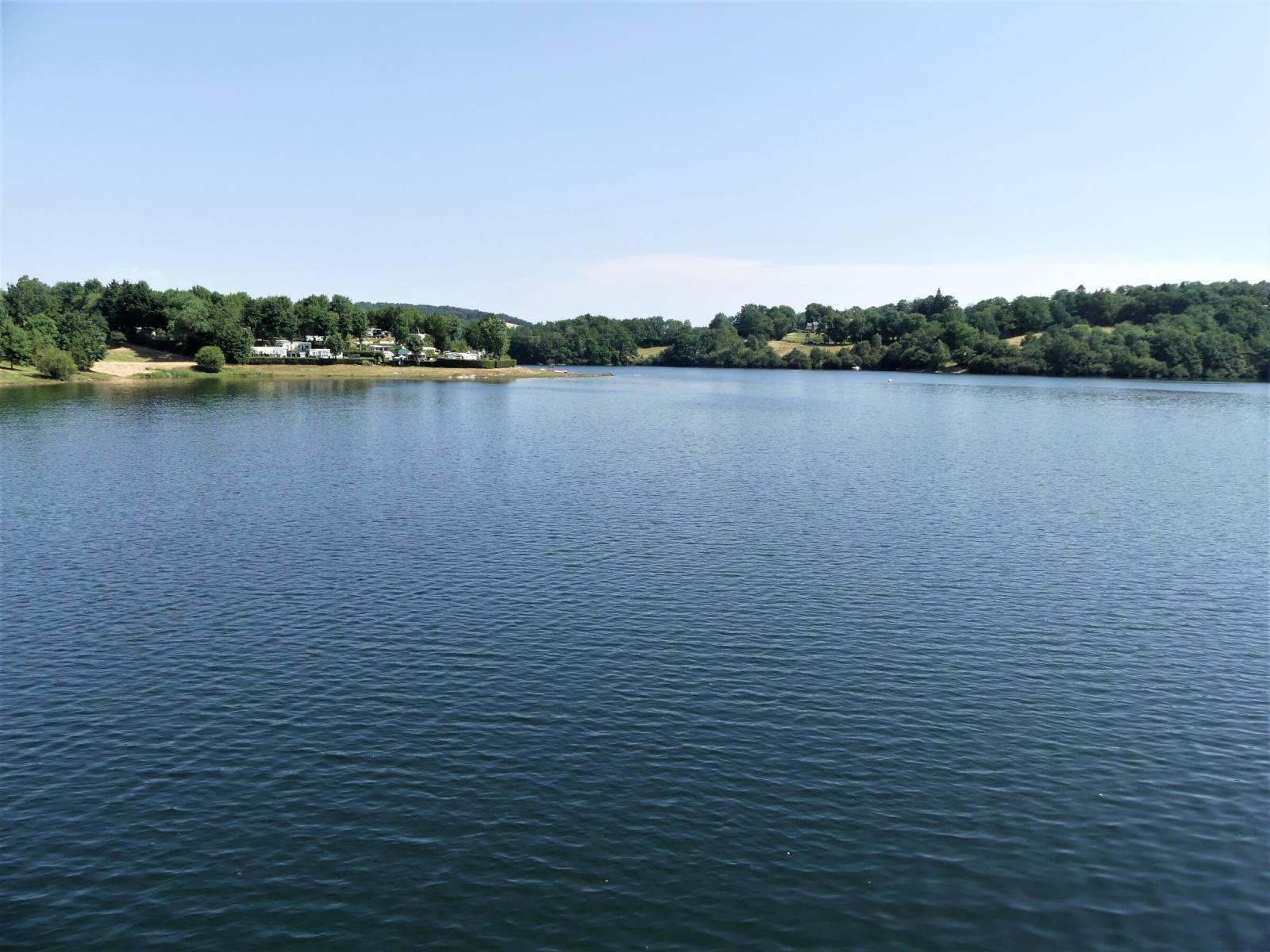 Le lac de Pont-de-Salars vu depuis le barrage, sur le plateau du Lévézou en Aveyron