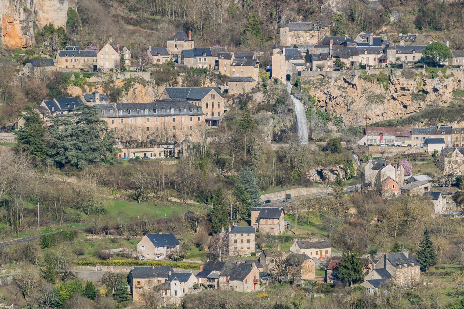 Der Wasserfall von Salles-la-Source sprudelt mitten im Dorf hervor, Aveyron